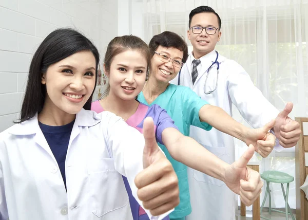 Dokter en verpleegster fractievergadering in hopital — Stockfoto