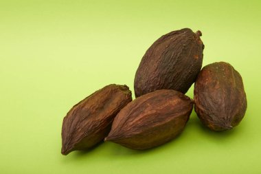 yeşil zemin üzerine kakao pod