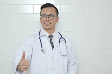 Asyalı erkek doktor ayakta 