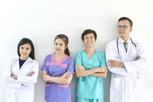 Réunion du groupe de médecins et d'infirmières à l'hôpital — Photo