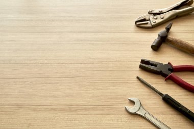 aletleri tedarikçi ahşap arka plan üzerinde