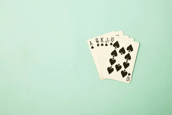 Poker Królewski Kart Pokerze Pik Niebieskie Pastelowe Tło — Zdjęcie stockowe