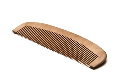 Beyaz bir arka plan üzerinde closeup kahverengi ahşap tarak