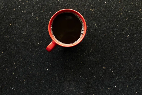 Чашка кофе на гранитном столе — стоковое фото