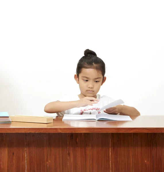 Aziatische meisje van schattig klein meisje schrijven — Stockfoto