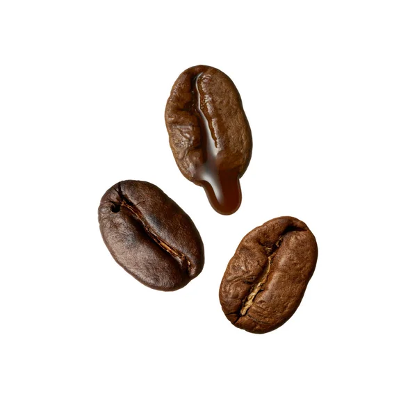 Tres granos de café aislados en blanco — Foto de Stock