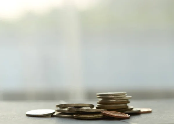 Monedas apiladas una sobre la otra en diferentes — Foto de Stock
