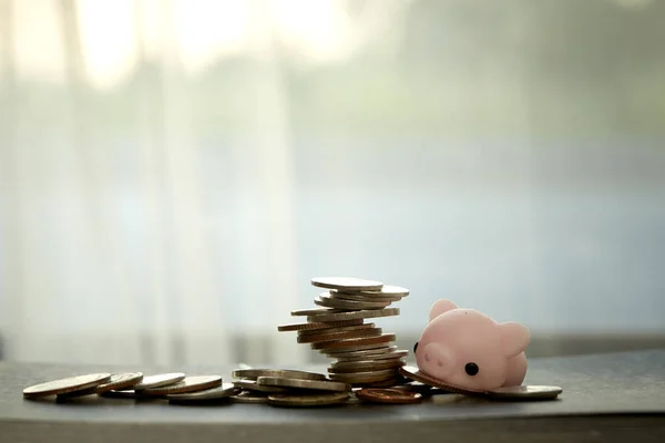 Monedas apiladas una sobre la otra en diferentes — Foto de Stock