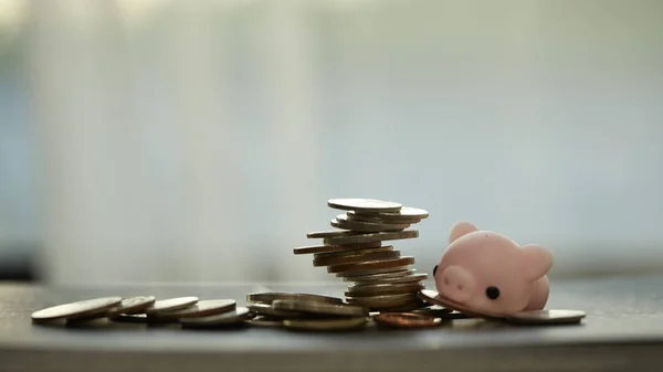 Monedas apiladas una sobre la otra en diferentes — Foto de Stock