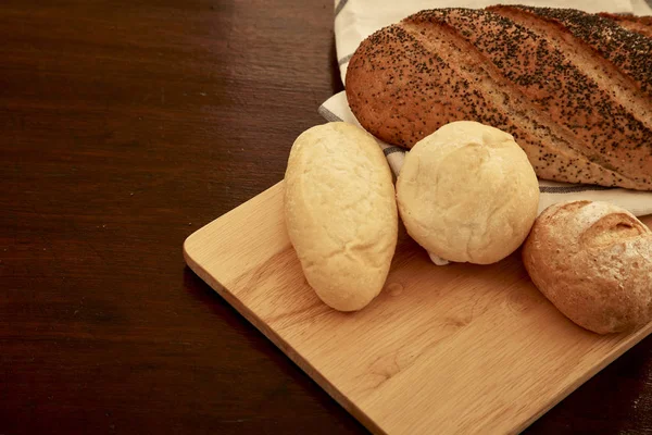 Разные хлеба на столе — стоковое фото