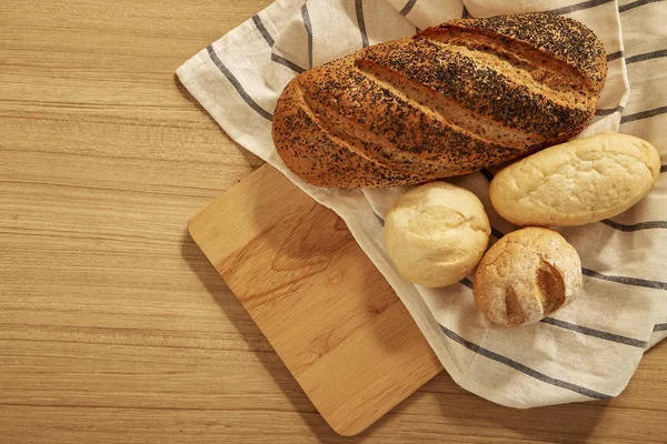 Разные хлеба на столе — стоковое фото