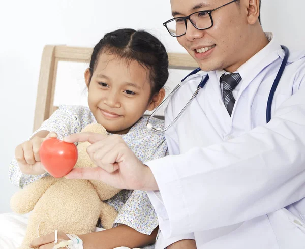 Ärztin mit Kind Patientin — Stockfoto