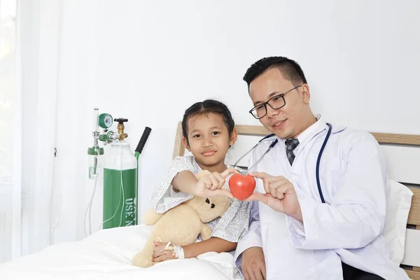 Médico con niña niña paciente —  Fotos de Stock