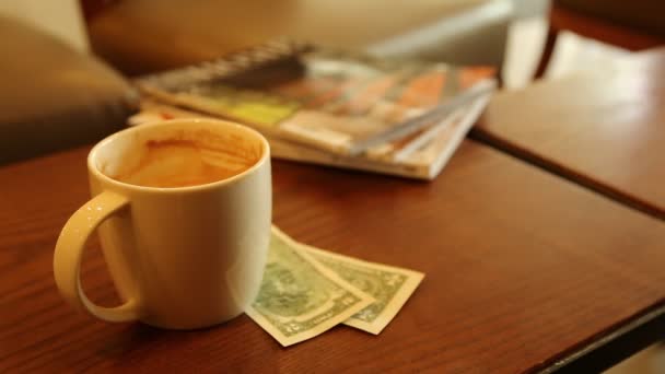 Кофе Газета Деньги Бизнес Концепция Утром — стоковое видео