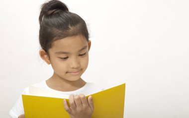 Asya şirin küçük sarı bir kitap okur