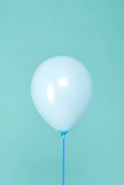 Mavi bir arka plan üzerinde mavi balon