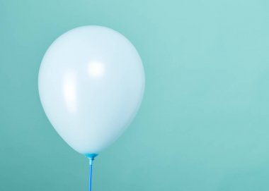 Mavi bir arka plan üzerinde mavi balon