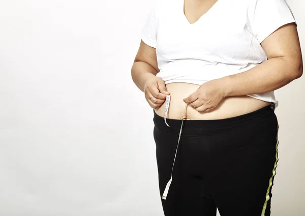측정 하는 아시아 뚱뚱한 여자 — 스톡 사진
