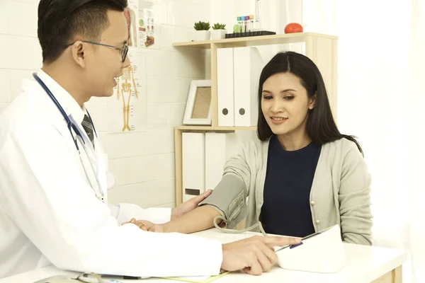 Aziatische vrouwen Healthcheck — Stockfoto