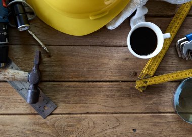 Araçlar ve kask ahşap zemin üzerinde