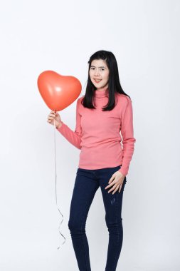 Asyalı kadın balonlar seyir portre