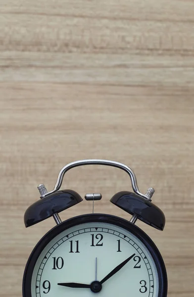 Alarme relógio mesa de madeira — Fotografia de Stock