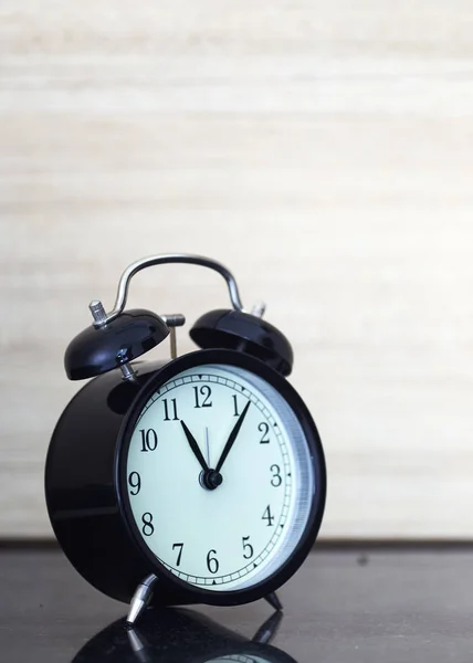 Alarme relógio mesa de madeira — Fotografia de Stock