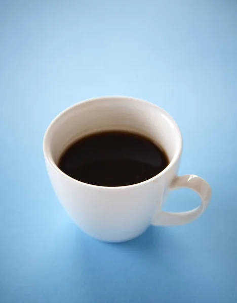 白いマグカップでコーヒー ブラック — ストック写真