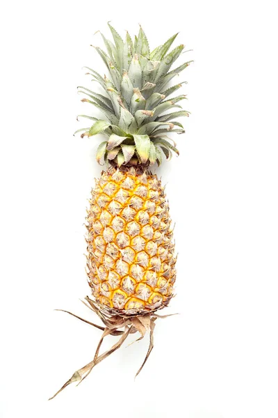 Ananas auf weißem Hintergrund — Stockfoto