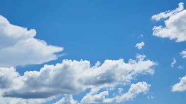 Güzel yaz bulutlar arka plan