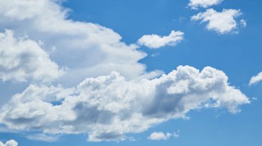 Güzel yaz bulutlar arka plan