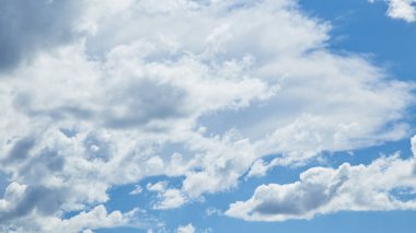 Güzel yaz bulutlar arka plan