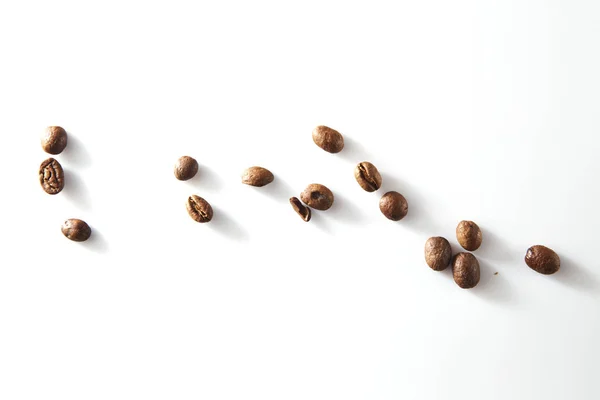 テーブルの上で焙煎したコーヒー豆は — ストック写真