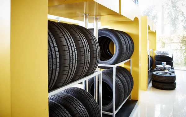 Yeni araba lastikleri üst üste