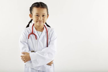 tıbbi takım elbiseli küçük kız rüya 