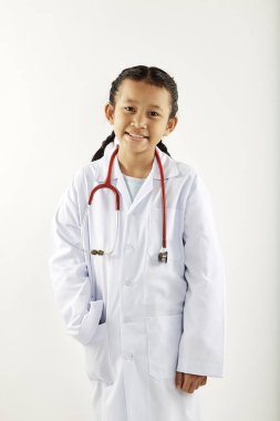 tıbbi takım elbiseli küçük kız rüya 