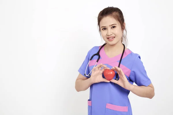 Жінка-лікар зі стетоскопом, що тримає серце — стокове фото