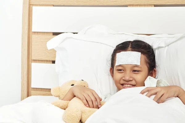 Asiatische Mädchen schlafen im Krankenhaus — Stockfoto