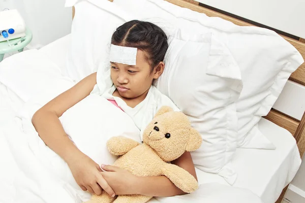 Asijská dívka spí v nemocnici — Stock fotografie