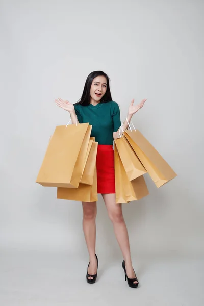 Gelukkig kerstmis aziatische vrouw winkelen houden papieren zakken — Stockfoto