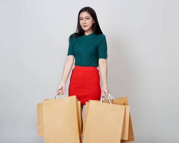Feliz Natal mulher asiática compras segurando sacos de papel — Fotografia de Stock