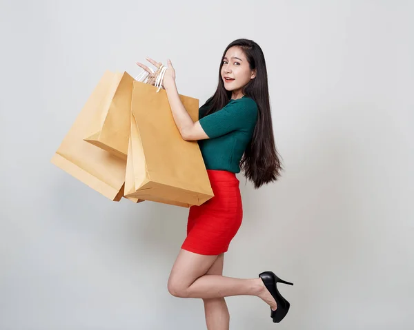 Χαρούμενα Χριστούγεννα Ασιάτισσα γυναίκα ψώνια κρατώντας χάρτινες σακούλες — Φωτογραφία Αρχείου