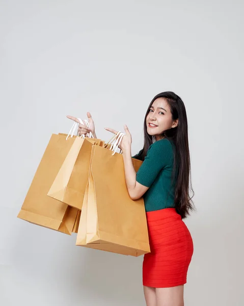 Feliz Natal mulher asiática compras segurando sacos de papel — Fotografia de Stock