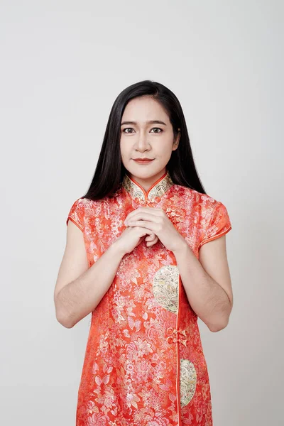 Mujer asiática llevar cheongsam en chino año nuevo — Foto de Stock