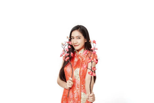 Kvinna i traditionell kinesisk röd klänning med plommon blommor — Stockfoto