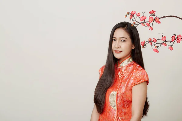 Mujer en vestido rojo chino tradicional con flores de ciruela — Foto de Stock