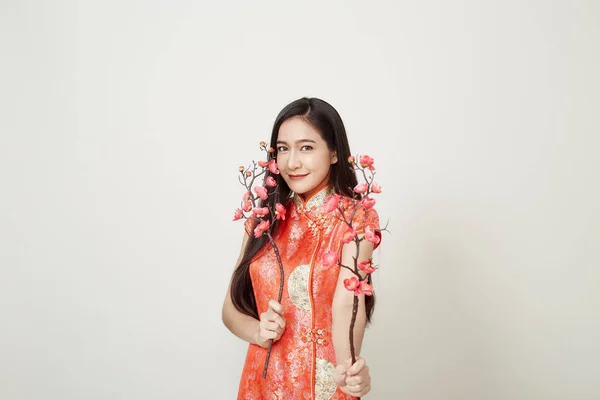 Mujer en vestido rojo chino tradicional con flores de ciruela — Foto de Stock