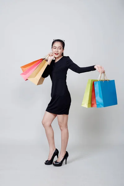 Vrouw met boodschappentassen Staande op wit — Stockfoto