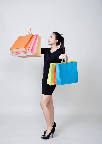 Vrouw met boodschappentassen Staande op wit — Stockfoto