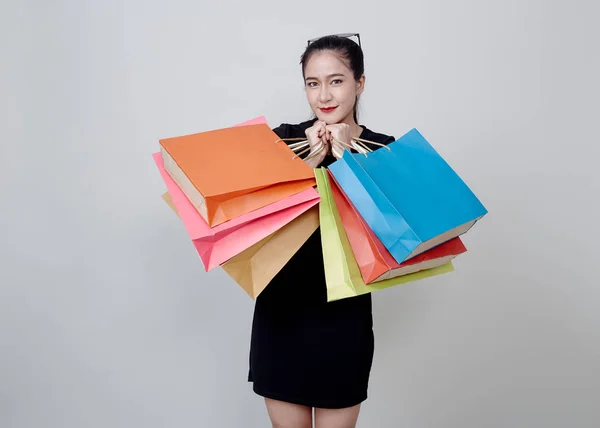 Mulher com sacos de compras em pé sobre branco — Fotografia de Stock